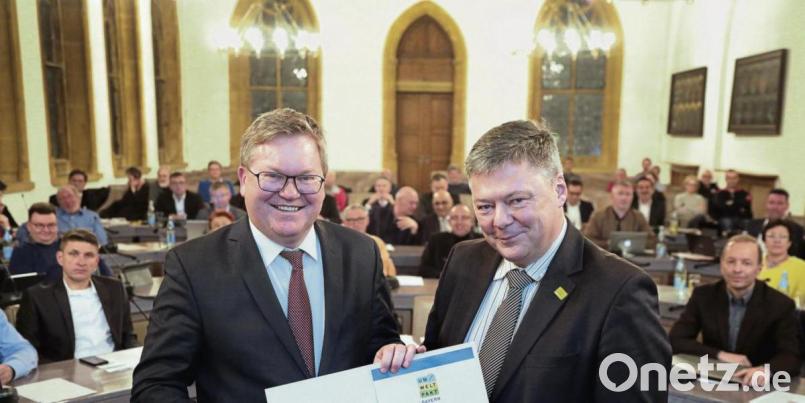 Die städtische Tochter Gewerbebau GmbH gehört nun dem Umweltpakt Bayern an. Oberbürgermeister Michael Cerny (links) und Gewerbebau-Geschäftsführer Karlheinz Brandelik (rechts) präsentierten in der jüngsten Stadtratssitzung eine Urkunde aus dem Umweltministerium. Bild: Wolfgang Steinbacher