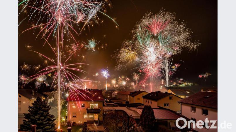Während es in Bach auch in den vergangenen Jahren ruhig war, erhellten in der Stadt Windischeschenbach unzählige Feuerwerkskörper den Himmel. Dies wird heuer nicht so sein. Bild: Michael Schade