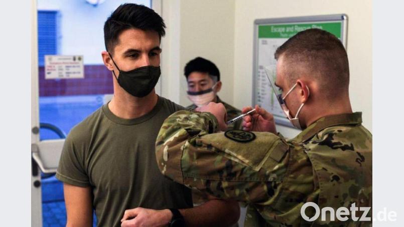 U.S. Army Capt. Skyler Brown (links) erhält in den Rose Barracks in Grafenwöhr als Erster eine Impfung mit dem Moderna-Covid-19-Impfstoff. Bild: Spc. Austin Riel/U.S. Army