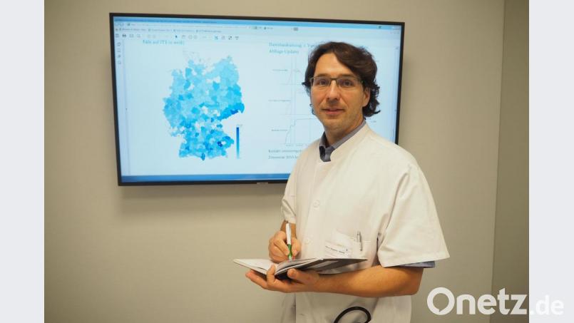 Das Intensivregister (im Hintergrund) hat Marc Bigalke immer im Blick, egal ob er aktuell nun Krankenhaus-Koordinator oder Ärztlicher Leiter der Führungsgruppe Katastrophenschutz ist. Ebenfalls unverzichtbar ist für ihn das Einsatz-Tagebuch, wo er sich handschriftlich Notizen macht. Bild: bl