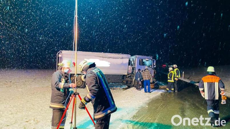 Schneefall und nicht angepasste Geschwindigkeit sorgten am Montagabend für eine Reihe von Unfällen in Amberg und im Landkreis Amberg-Sulzbach. Zwischen Sunzendorf und Högen kam ein Tanklastwagen von der Straße ab. Bild: Feuerwehr Weigendorf