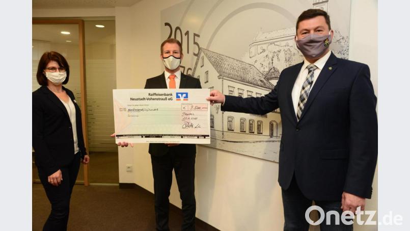 Filialleiter Matthias Plödt (Mitte) übergibt symbolisch die Rekordspendensumme von 9500 Euro für 23 Vereine und Institutionen in der Großgemeinde Pleystein und Georgenberg an Bürgermeister Rainer Rewitzer (rechts). Zum ersten Mal mit dabei die neue stellvertretende Filialleiterin Gabi Lindner (links). Bild: bey