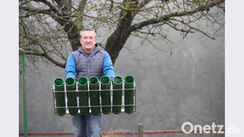 Andreas Scheibl mit einer Abschussvorrichtung. Die Rohre werden mit den Sprengkörpern gefüllt. Bild: upl