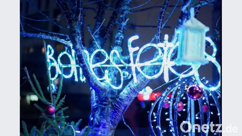 Fresnes bei Nacht. In Frankreich, so berichtet OF-Mitglied Nikki Cook, ist auch über Silvester schöne Beleuchtung Trumpf. große Feiern sind wegen Corona nicht erlaubt. Bild: stn