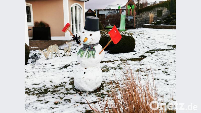 Der erste Schneemann im Garten. Vorbildlich trägt der vornehme Geselle neben Zylinder und Schal auch eine Maske. Bild: gz