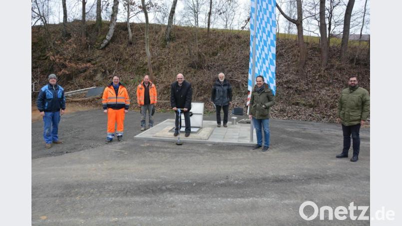 Kurz vor Weihnachten wurden zwei neue Wasserverbindungsleitungen am Pumpwerk in Maiersreuth offiziell in Betrieb genommen. Im Bild (von links) Reinhold Bauer, Konrad Hart, Polier Thomas Zölch (Firma Bäuml), Bürgermeister Klaus Meyer mit einem „goldenen“ Schieberschlüssel, Josef Schieber und Manuel Zwick (beide Ingenieurbüro Zwick) und Bauunternehmer Stefan Bäuml. Bild: jr