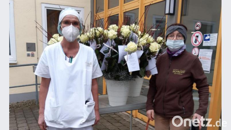 Die Gärtnerei Schröpf aus Tirschenreuth beschenkt Mitarbeiter und Mitarbeiterinnen im Klinikum Tirschenreuth. Bild: Angela Skupin-Siegert