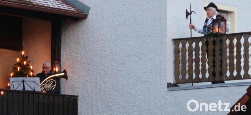 Nachtwächter Tschung und sein Nachbar Hans Nettl verabschieden das alte und begrüßen das neue Jahr. Bild: rha