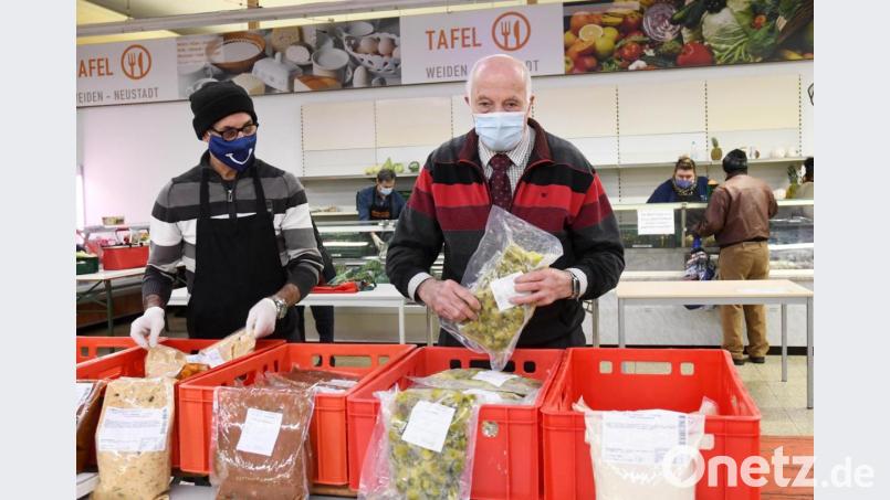 Josef Gebhardt (rechts), Vorsitzender der Tafel Weiden-Neustadt e. V., will sich die Vorwürfe von Sonja Schuhmacher nicht gefallen lassen. Bild: Gabi Schönberger