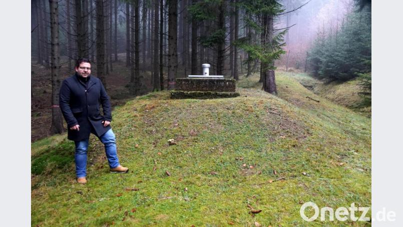 Bürgermeister Thomas Kaufmann am Sammelschacht für die Quellen 1, 5 und 6 von Punreuth. Der Schacht muss grundlegend saniert werden. Bild: bkr