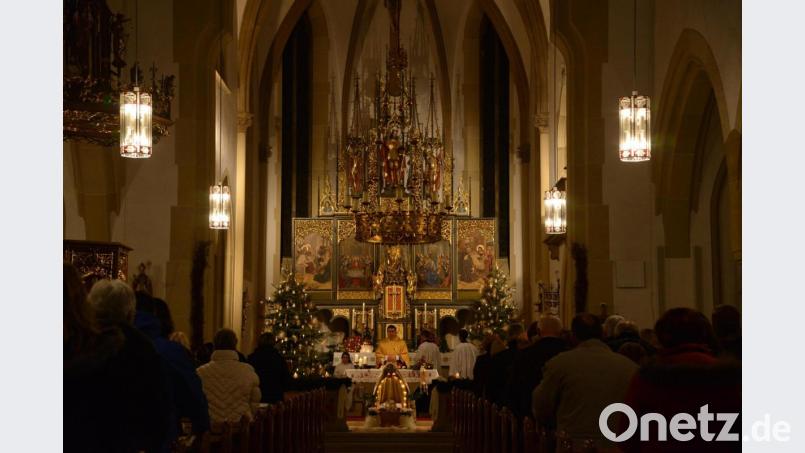 Einen Besuch der Weihnachtsgottesdienste wie in den vergangenen Jahren wünscht sich Stadtpfarer Pater Hans Ring wieder für die Zukunft. Heuer mussten die Gottesdeinstbesucher eine großen Abstand zueinander einhalten. Bild: bey