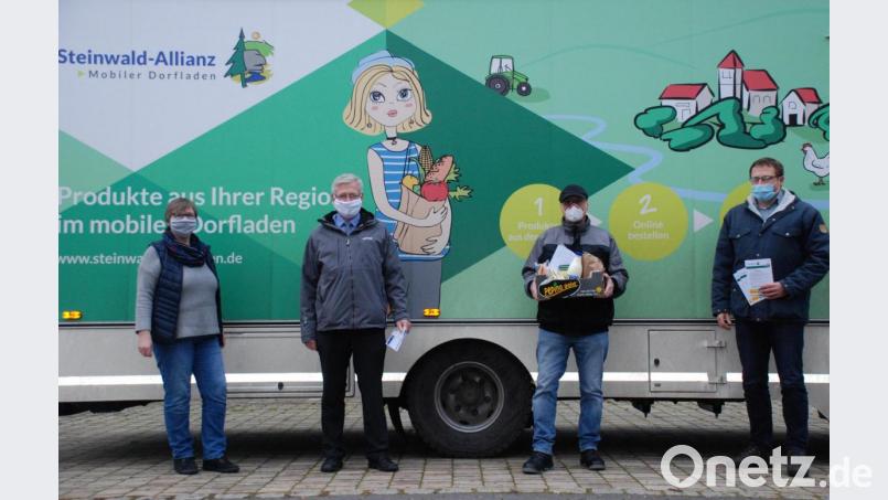 Seit knapp zweieinhalb Jahren gibt es mittlerweile den mobilen Dorfladen. Von links: Verkäuferin Gisela Gmeiner, Vorsitzender der Steinwald-Allianz Johannes Reger, Fahrer Karl-Heinz Meier sowie Geschäftsführer Martin Schmid. Bild: cvl