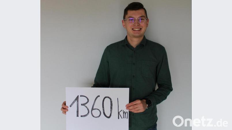 Knapp 1360 Kilometer wurden im Zuge des Benefizlaufes absolviert, sehr zur Freude von Max Siller vom Vorstandsteam der Federballfreunde Waldsassen. Bild: exb