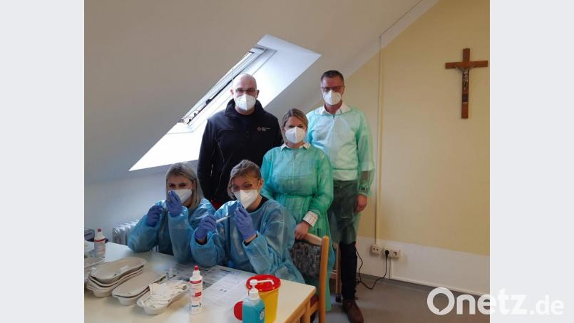 Am Dienstag, 29. Dezember, nahm das Mobile BRK-Impfteam im Seniorenheim St. Barbara die erste von zwei Covid-9-Schutzimpfungen vor. Stehend von links: Impfteam-Leiter Michael Schmid, stellvertretende Pflegedienstleiterin Magdalena Laby und Bürgermeister Hermann Falk. Sitzend von links: die medizinischen Fachkräfte Eugenia Mersljakowa und Marie Meuser. Bild: u