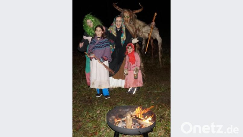 Hexen und Perchten tanzten vor einem Jahr am Fuße des Galgenbergs um das Feuer. Archivbild: wel