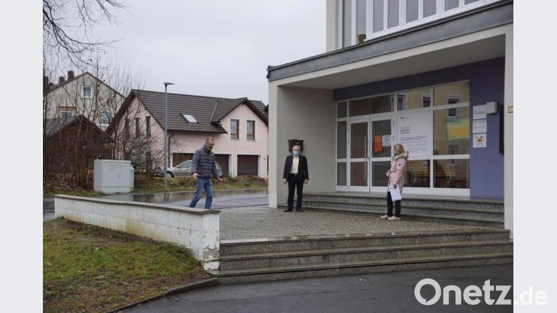 Ein neues Gesicht bekommt der Vorplatz der Schule. Die erforderlichen Arbeiten zählen zu den letzten Hausaufgaben der Gemeinde. Hausmeister Sven Bayer (links) zeigt Bürgermeister Günter Kopp (Mitte) und Corina Reihart vom Bauamt (re) wo es langgeht. Bild: bkr