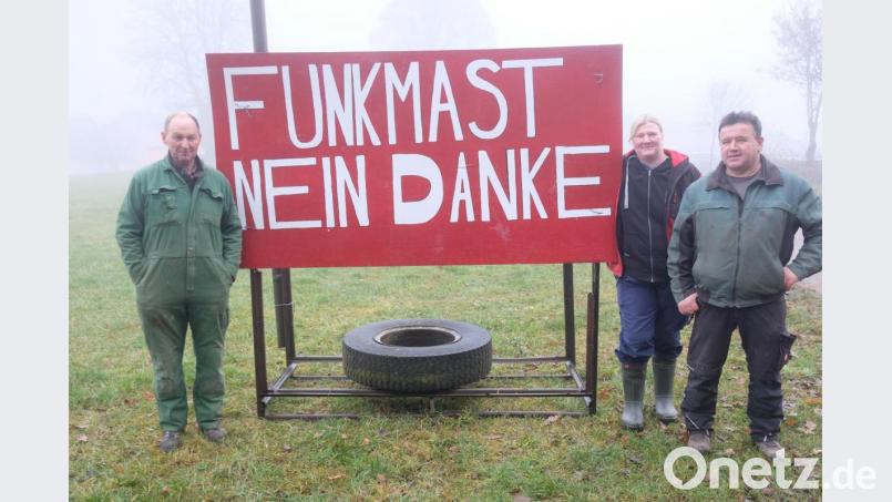 Funkmast-Strahlen erhöhen das Krebsrisiko, sagen die Haselhofer. Deshalb protesieren Gerhard und Martina Diepold und Georg Schraml (von rechts) im Namen aller Haselhofer gegen den von der Telekom geplanten Sendemast nahe der Ortschaft und fordern einen Mindestabstand von 500 Metern. Bild: do