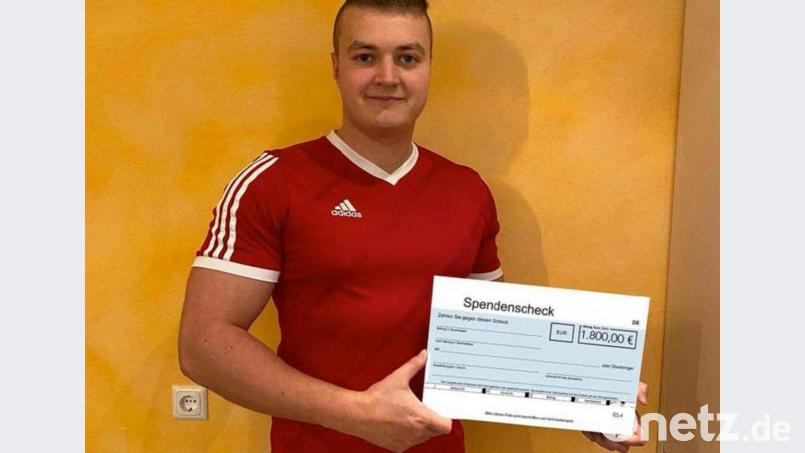 Paul Kolbeck zeigt den Spendenscheck: 1800 Euro hat der Benefizlauf der Federballfreunde Waldsassen eingebracht. Bild: exb