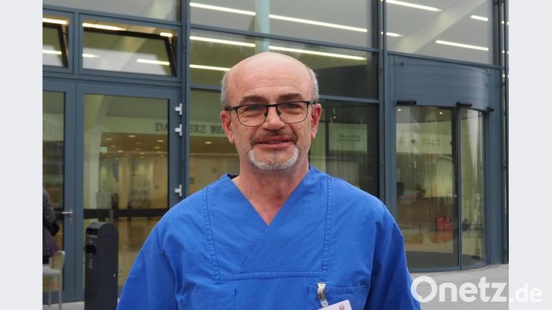 &quot;Wir haben unseren Humor nicht verloren&quot;, sagt Hubert Forster, Leiter des Pflegedienstes auf der Intensivstation des St.-Barbara-Krankenhauses in Schwandorf nach harten Monaten mit der Corona-Pandemie. Bild: bl
