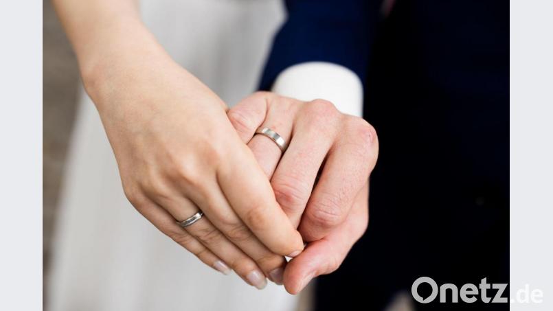 Ein frisch vermähltes Brautpaar zeigt nach der Eheschließung im Rathaus die Eheringe. Foto: Rolf Vennenbernd/dpa/Symbolbild Bild: Rolf Vennenbernd