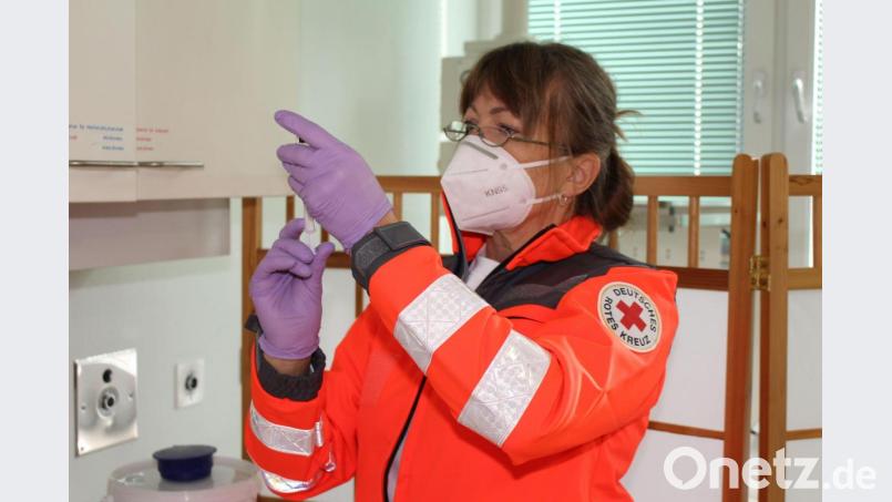 Impfzentrum-Mitarbeiterin und Krankenschwester Silvia Schnell beim Anmischen/Verdünnen des Corona-Impfstoffes. Bild: Sven Lehner/exb