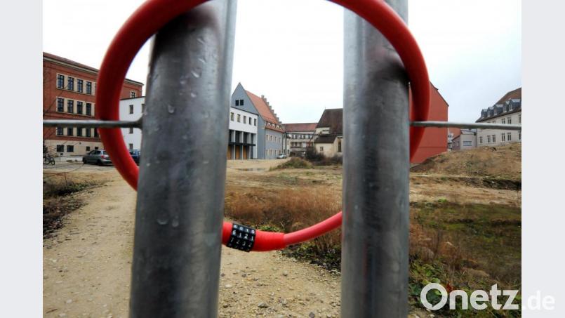 Noch ist das Bürgerspital-Areal für eine mögliche Bebauung gesperrt. Jetzt muss zunächst einmal der alte Bebauungsplan außer Kraft und ein neuer aufgestellt werden, bevor die Bagger rollen können. Bild: Stephan Huber