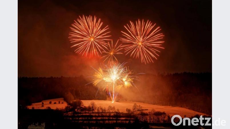 Ein Spektakel, das zum Abschluss des Corona-Jahres 2020 in Freudenberg über die Bühne ging: Das Corona-konforme Gemeinschaftsfeuerwerk. Bild: Hermann Koch