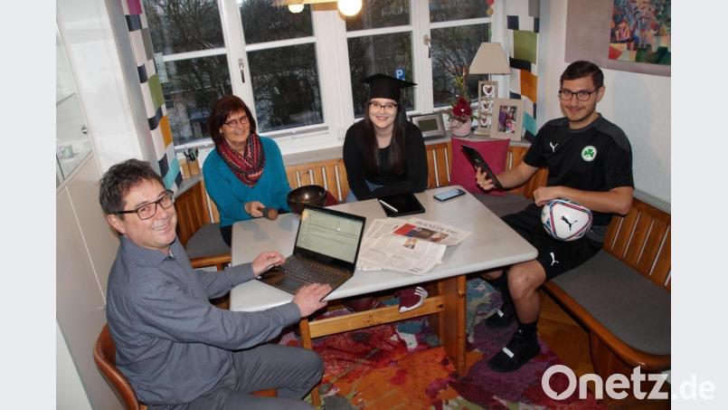 Familienkonferenz im Esszimmer: Stefan, Uschi, Marie und Peter Prechtl (von links) sind für Freizeit, Arbeit und Studium täglich online. Bild: kaz