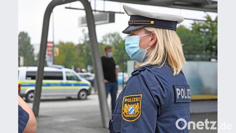 Eine Polizeibeamtin trägt während einer Kontrolle Maske. Bild: Gabi Schönberger