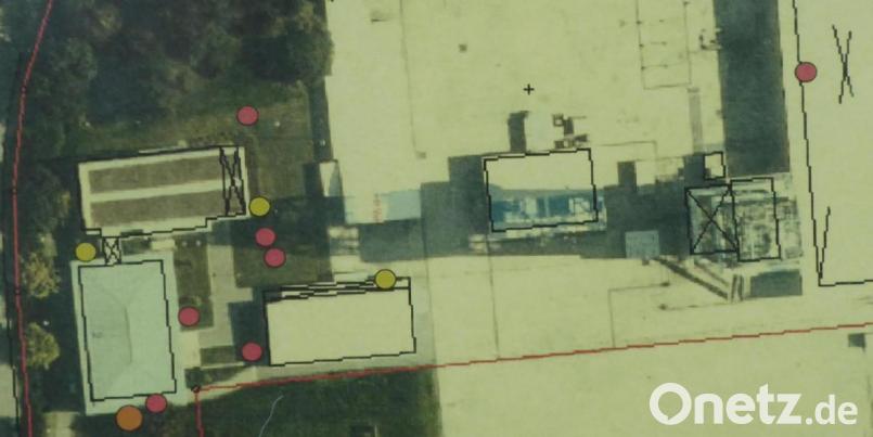 Lageplan des Rätselspiels: orangefarbener Punkt für den Standort am Eingang, rote Punkte für die Fragen im Außenbereich, gelbe für jene in den Fenstern Bild: fsb