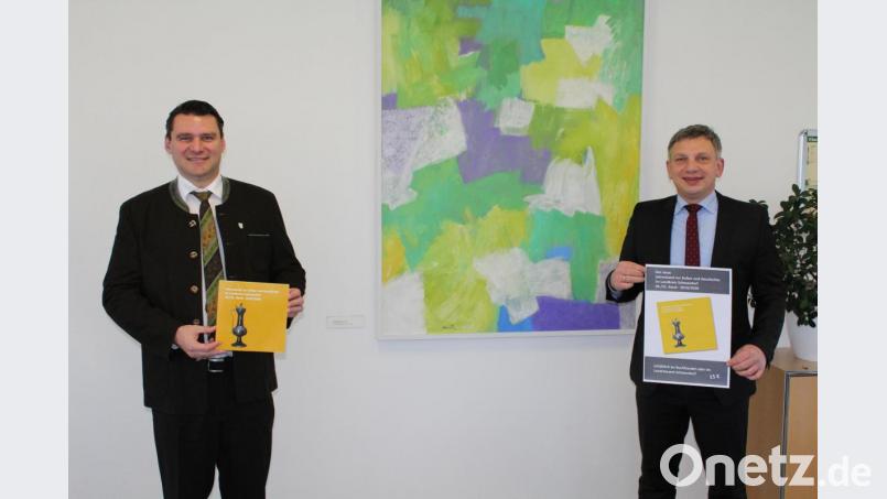 Landrat Thomas Ebeling (links) und Kulturreferent Manuel Lischka werben für den neuen Jahresband zur Kultur und Geschichte. Bild: Hans Prechtl/exb