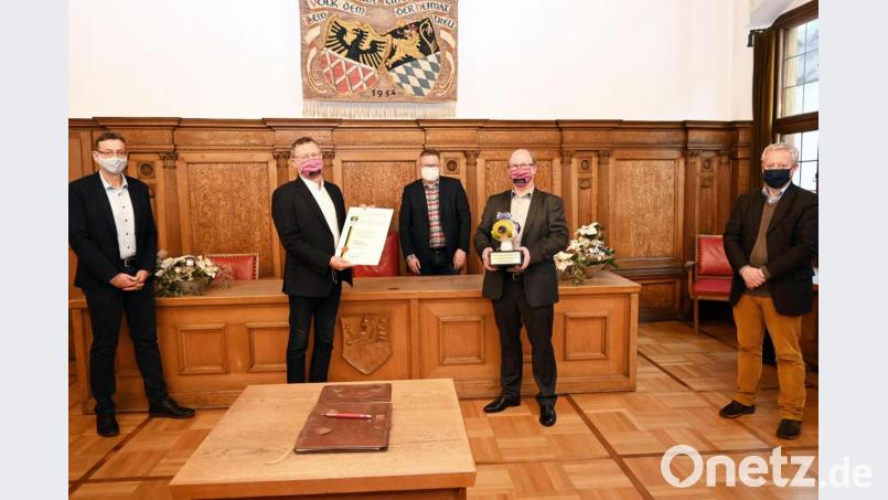 Den Kulturpreis gab’s im kleinen Kreis (von links): Kulturamtsleiter Reiner Volkert, Wolfgang Streich (Vorsitzender des Oratorienchors), Oberbürgermeister Michael Cerny, Chorleiter Thomas Appel und Kulturreferent Fabian Kern. Bild: Susanne Schwab, Stadt Amberg/exb