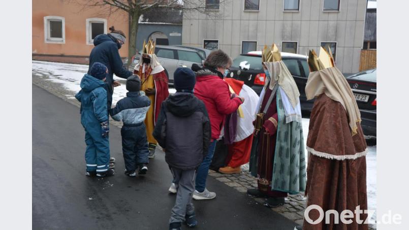 Nach dem Überbringen der Weihnachtsbotschaft baten die Sternsinger um Spenden. Verteilt wurden zudem das Segensband 2021, sowie Weihrauch und Kreide für die Haussegnung. Bild: jr