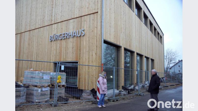Corina Reinhart vom Bauamt und Bürgermeister Günter Kopp sind zuversichtlich, dass heuer die Arbeiten am Bürgerhaus abgeschlossen werden. Bild: bkr