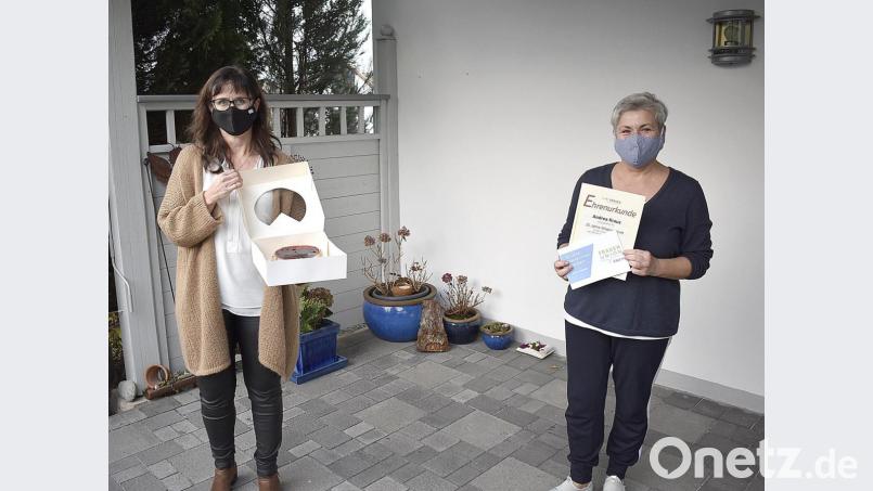 Mit einer Geburtstagstorte besuchte Vorsitzende Birgit Barth (links) Gründungsmitglieder der Frauen-Union Auerbach anlässlich des 30-jährigen Bestehens. Mehr Jubiläumsaktionen ließ die Corona-Pandemie nicht zu. Bild: sck