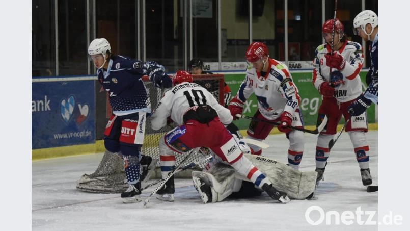 Alec Zawatsky (links) erzielte das einzige Tor der Blue Devils im Derby gegen die Selber Wölfe. Die Weidener unterlagen dem Spitzenreiter der Oberliga Süd mit 1:6. Bild: gb