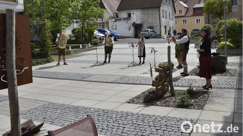 Eine der wenigen Aktionen der Frauen-Union Auerbach im Corona-Jahr 2020: Bläser der &quot;Boaznhocker&quot; spielen ein Muttertagsständchen für die Seniorinnen im Caritashaus St. Hedwig. Archivbild: sck