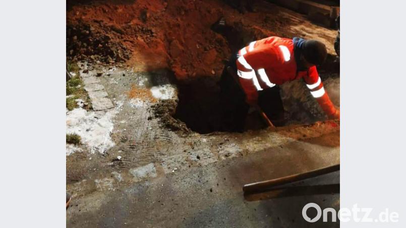 Überall herrschte in der Hopfenstraße an Silvester Dunkelheit. Ein Mitarbeiter einer Fachfirma forscht nach der Ursache des Stromausfalls. Bild: bey