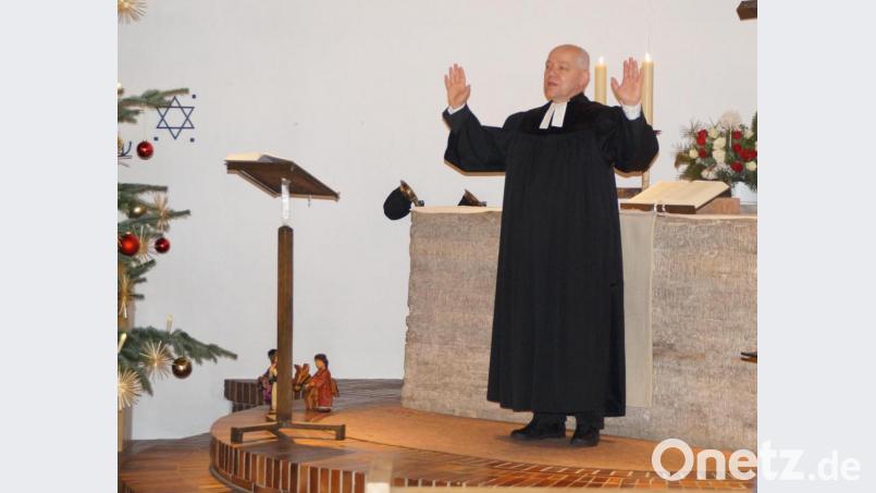 Beim Jahresabschlussgottesdienst segnet Pfarrer Norbert Schlinke die Gläubigen. Bild: wel