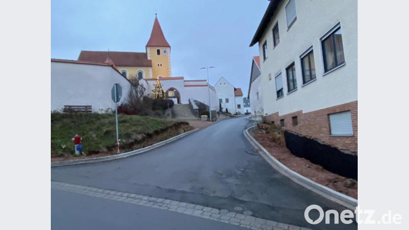 Der Böschungsbereich vor dem Kirchenaufgang wird mit Granitblocksteinen gestaltet. Die schadhafte Treppe zu Rottendorfer Gotteshaus muss saniert werden. Bild: Völkl