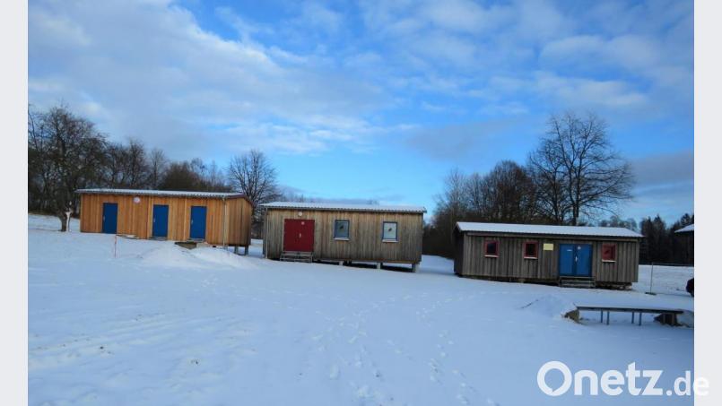 Bereits im Herbst 2020 wurde eine dritte Unterkunftshütte (links) gebaut. Bild: ubb