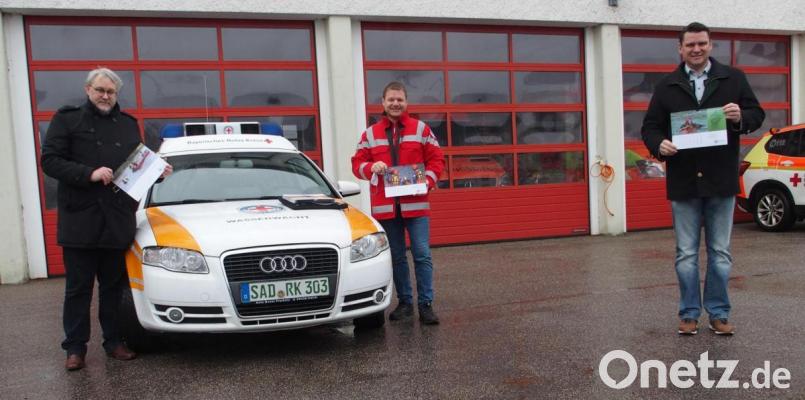 BRK-Kreisgeschäftsführer Otto-Josef Langenhan und der Vorsitzende der Kreis-Wasserwacht, Wolfgang Dantl, präsentierten dem BRK-Kreisvorsitzenden und Landrat Thomas Ebeling (von links) den Kalender für 2021.	Bild: Kilian Dantl/exb Bild: Kilian Dantl/exb
