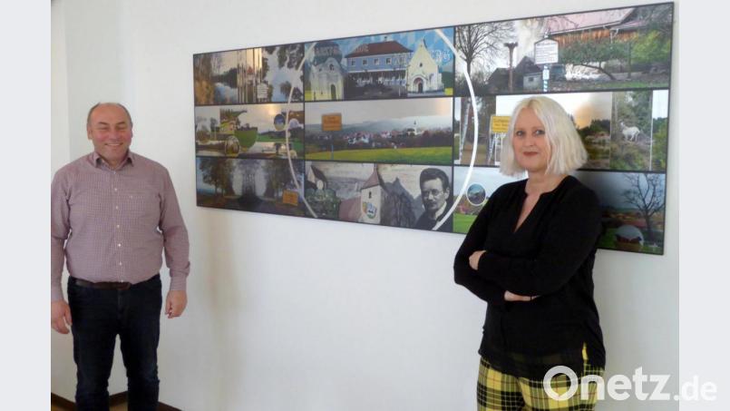 Künstlerin Marthe Leithenmayr und Bürgermeister Gerhard List vor dem neuen Kunstwerk im Rathaus Bild: fsb