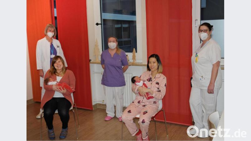 Dem Erinnerungsfoto für Mai Anh und Mutter Thi Than Loan Vu (Zweite von rechts) sowie Ida und Mama Susanne Thanner (Zweite von links) schlossen sich Fachärztin Sylvia Meyer (links), Hebamme Stephanie Bruckmüller (Mitte) und Pflegefachkraft Verena Geiß (rechts) gerne an. Bild:  Claudia Seitz/exb
