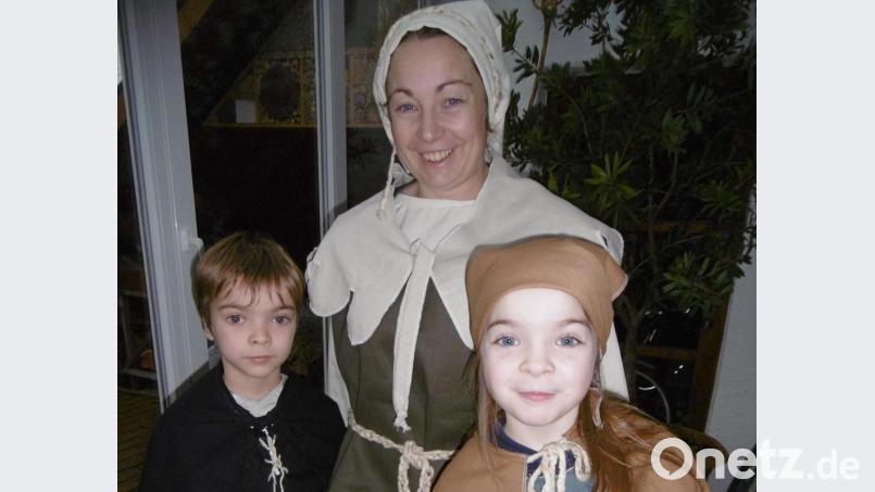 Adrian, Silvia und Mia Wainio freuen sich schon auf die historischen Aufführungen auf dem Frohnberg in ihren Kostümen. Natürlich ist auch ihr Auftritt abhängig von der pandemischen Lage. Bild: mma