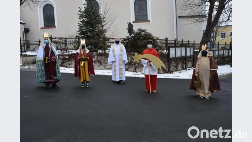Bereits am Samstagvormittag zogen fünf Sternsingergruppen, bestehend aus jeweils vier Ministranten, durch Konnersreuth und die dazugehörigen Dörfer. Anzutreffen waren sie an 15 Stellen im Gebiet der Marktgemeinde. Hier im Bild eine Gruppe mit Pfarrseelsorger Pater Benedikt Leitmayr (Mitte) am Kirchplatz. Bild: jr