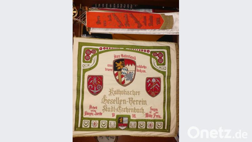 &quot;Katholischer Gesellen-Verein Stadt Eschenbach&quot;, steht auf der Fahne von 1906. Bild: rn