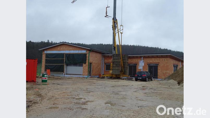 Durch einen von der Gemeinde besonders hervorgehobenen Eigenanteil an Arbeiten, die von Feuerwehrangehörigen geleistet wurden, ist das neue Gerätehaus der FFW Högling unterdessen in seinen Konturen klar erkennbar. Der Rohbau ist durch die Dachaufsetzung winterfest gemacht worden. Bild: Houschka