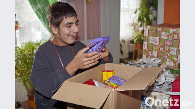So sieht echte Freude aus: Ein rumänischer Junge hat seinen Geschenkkarton geöffnet und eine Tafel Schokolade angebrochen. Das Bild wurde von einheimischen Leuten übermittelt, die heuer alle aus Högling gebrachten Gaben vor Ort verteilten. Die Weihnachtstrucker hielten sich, wegen geltender Corona-Regelungen, diesmal fern. Bild: exb
