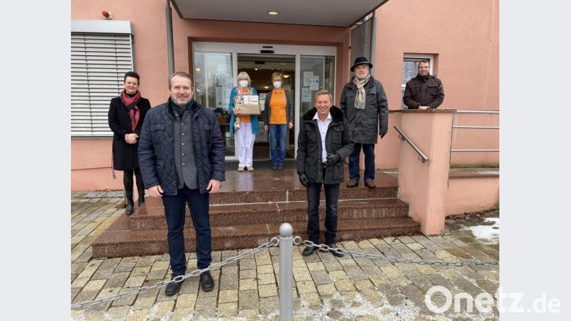 Bürgermeister Frank Zeitler, CSU-Stadträte und Familienbeauftragte besuchten das Seniorenheim an der Kemnather Straße. Bild: aub